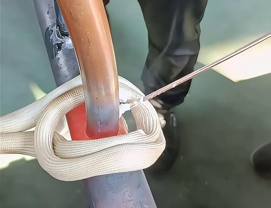 使用高频焊机进行铜管焊接，可以大大提高工作效率