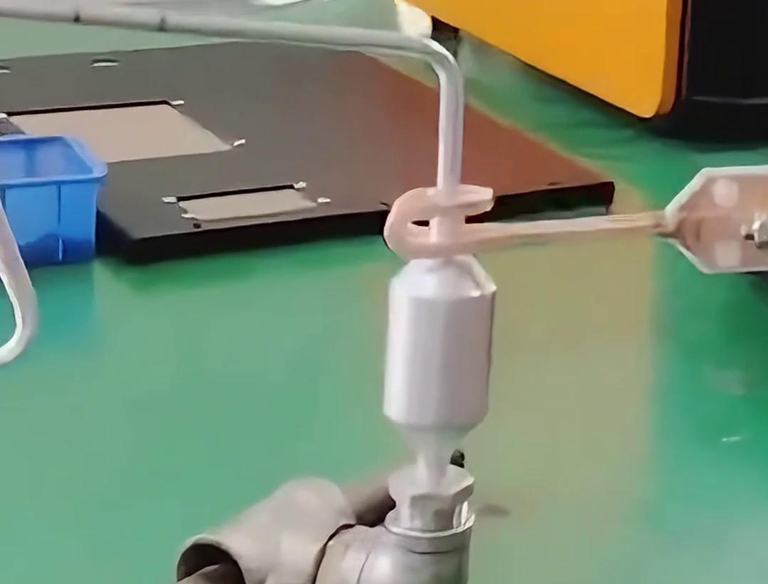 铝管铝储液器正在进行钎焊，用的是手持式高频感应焊机