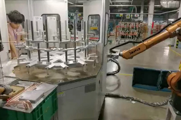 工厂实拍，配备机械手臂的高频钎焊设备焊接铜管